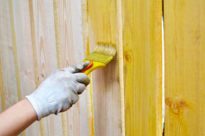jak liczyć malowanie ogrodzenia drewnianego