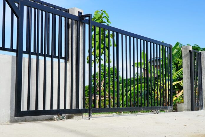 jak zamontować panel ogrodzeniowy do bramy